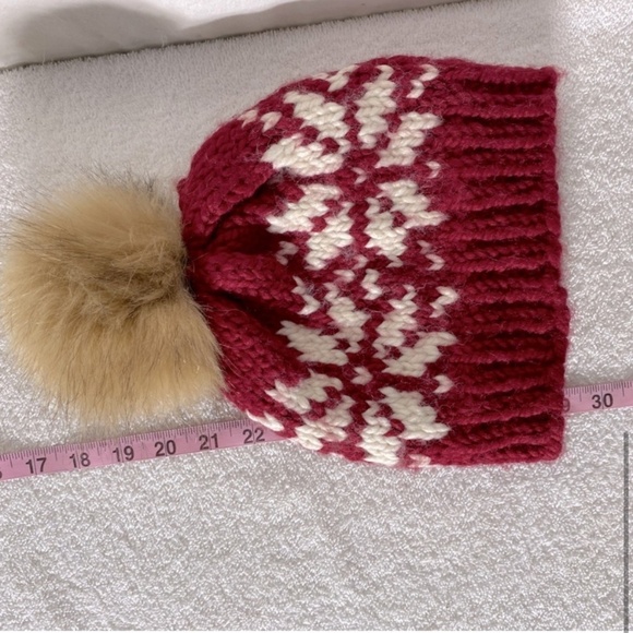 Handmade Red White Snowflake Jacquard Knit Toque Beanie With Faux Fur Pom Pom - Picture 6 of 6